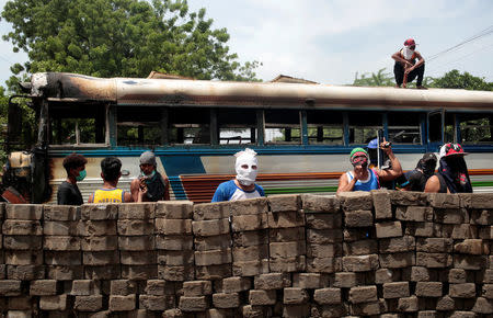 Protesters stand behind a barricade during a protest against Nicaragua's President Daniel Ortega's government in Tipitapa, Nicaragua June 14, 2018.REUTERS/Oswaldo Rivas