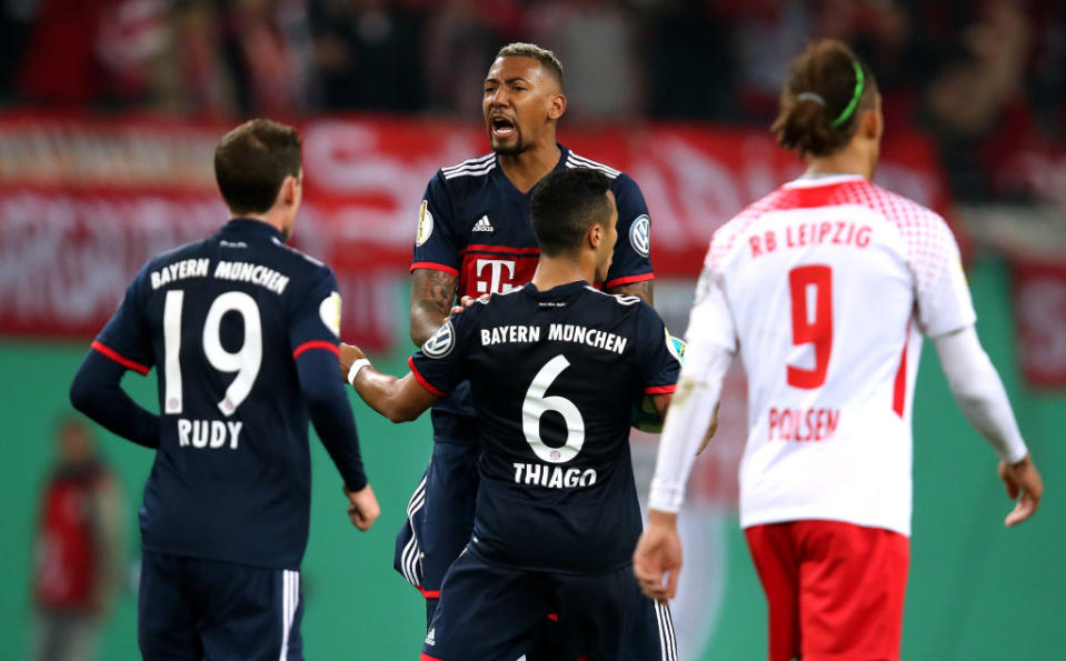 Jerome Boateng (M.) kritisiert die Leistung der Bayern gegen Leipzig