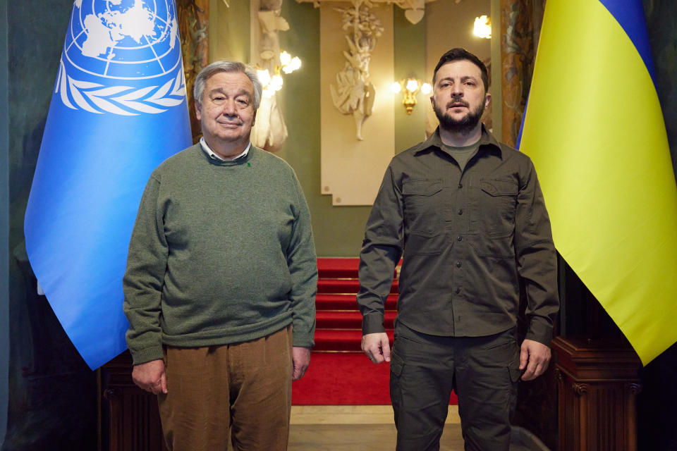 Wolodymyr Selenskyj (r.) trifft UN-Generalsekretär Antonio Guterres in Kiew. (Bild: Ukrainian Presidency/Anadolu Agency via Getty Images)