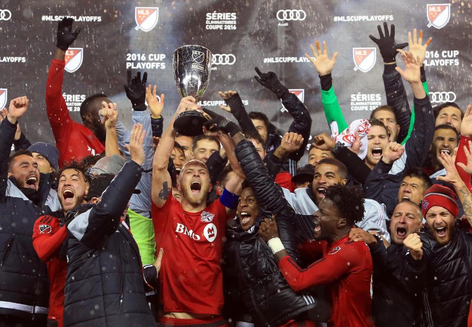 <p>Michael Bradley #4 of Toronto FC and teammates celebrate with the Eastern Conference Trophy following the MLS Eastern Conference Final, Leg 2 game against Montreal Impact at BMO Field on November 30, 2016 in Toronto, Ontario, Canada. (Photo by Vaughn Ridley/Getty Images) </p>