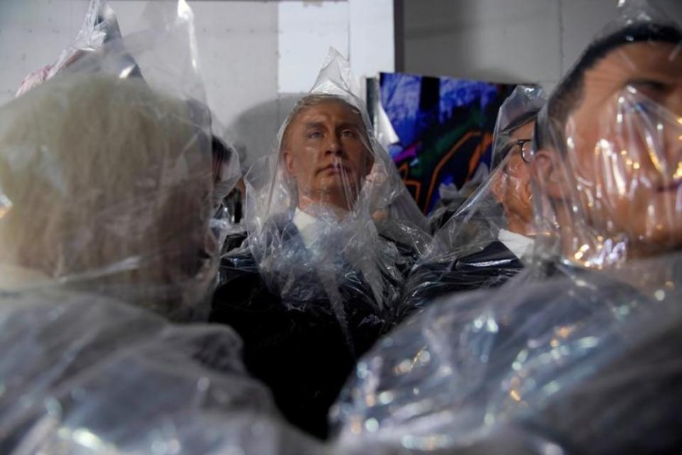 En la fotografía, una figura de cera del presidente ruso Vladimir Putin tapada con un plástico en el taller de esta empresa china. (Foto: Aly Song / Reuters).