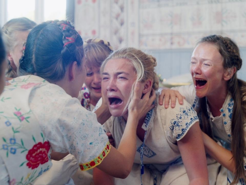 Horror kann auch hell: Das bewies Florence Pugh (Mitte) im vergangenen Jahr im Film "Midsommar" von Ari Aster. (Bild: Courtesy of A24)