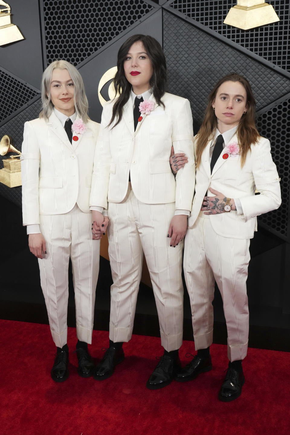 Phoebe Bridgers, de izquierda a derecha, Lucy Dacus, y Julien Baker de boygenius llegan a la 66a entrega anual de los Grammy el domingo 4 de febrero de 2024 en Los Ángeles. (Foto Jordan Strauss/Invision/AP)