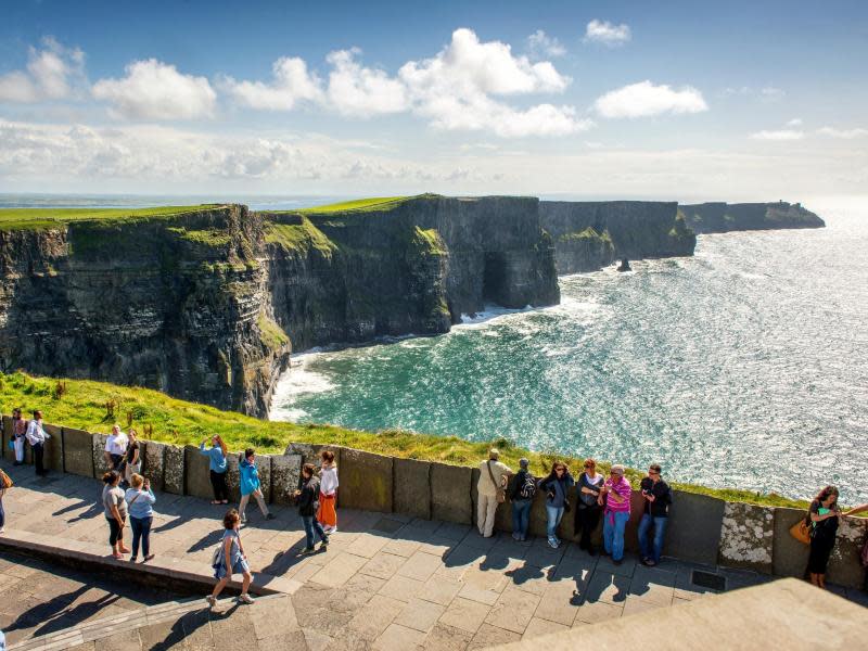 Beliebter Aussichtspunkt: Die Cliffs of Moher bieten ein ausgezeichnetes Fotomotiv. Foto: Tourism Ireland/Christopher Hill