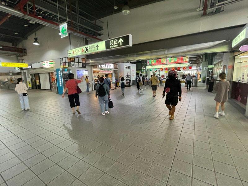 台鐵桃園臨時站大廳冷氣故障，導致大廳異常悶熱。（翻攝自賴香伶臉書）