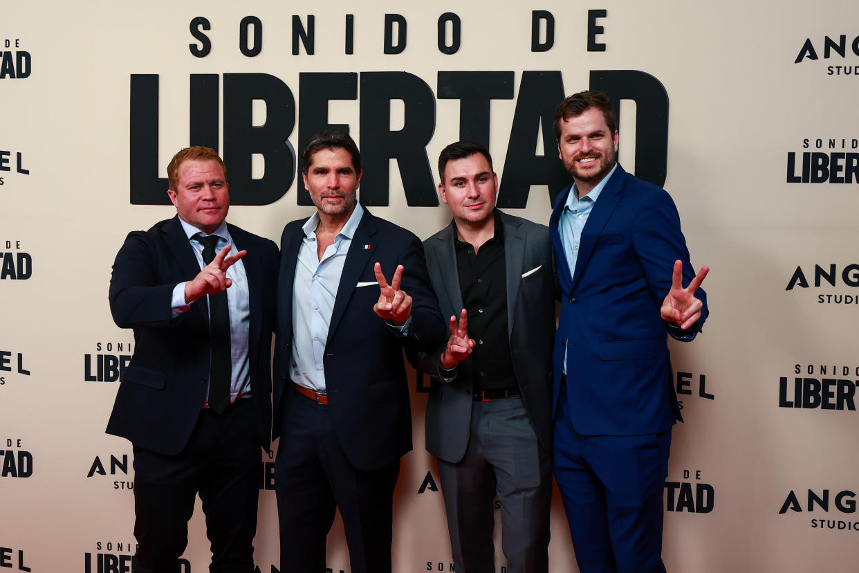 De izq. a der., el activista Tim Ballard, Eduardo Verástegui, el productor Jaime Hernández y Jordan Harmon en México. (Photo by Alan Espinosa/Getty Images)