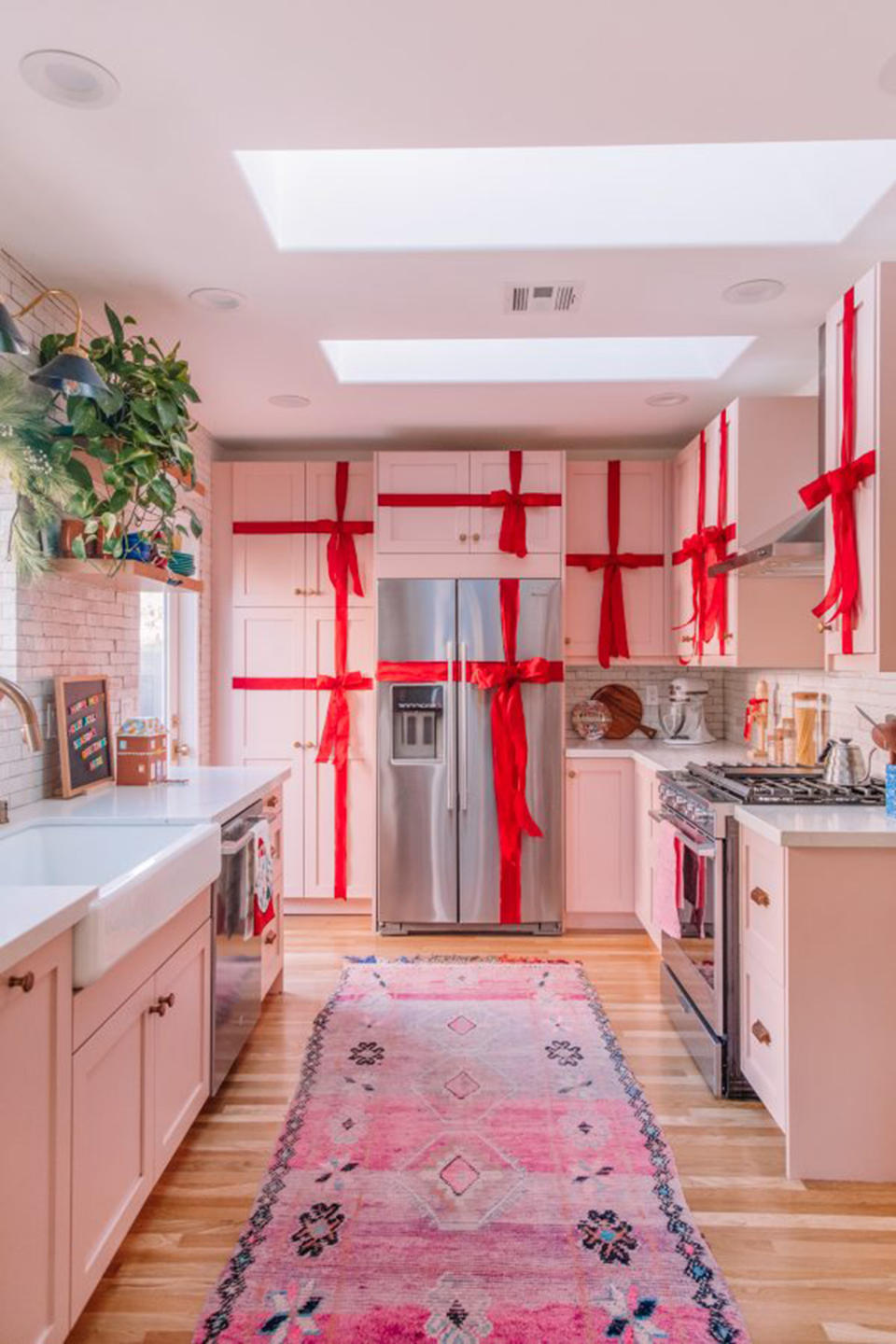 Every day can feel like Christmas when you walk into a kitchen that looks like this! (Studio DIY)