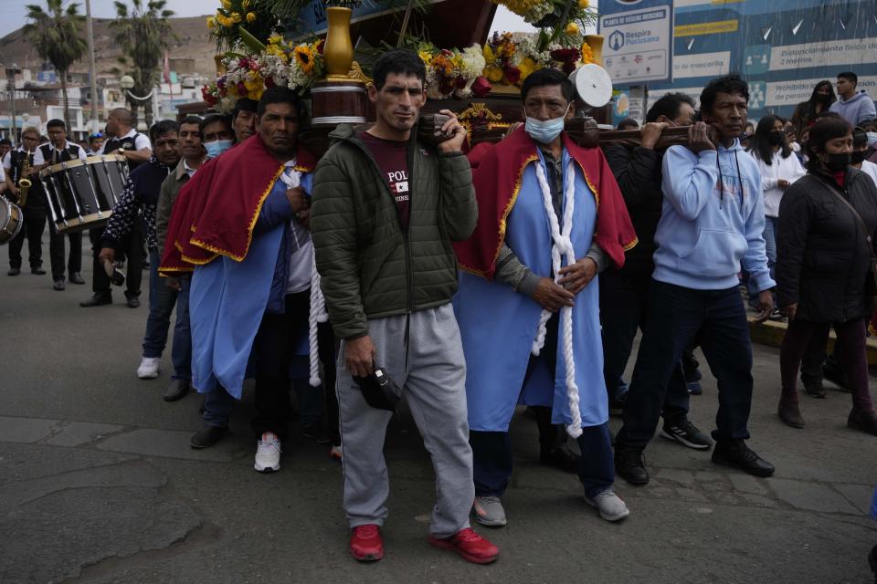 Pescadores cargan una estatua de San Pedro como parte de una procesión por tierra y mar en honor al santo patrón católico de los pescadores en su fiesta en Pucusana, Perú, el miércoles 29 de junio de 2022. (Foto AP/Martín Mejia)