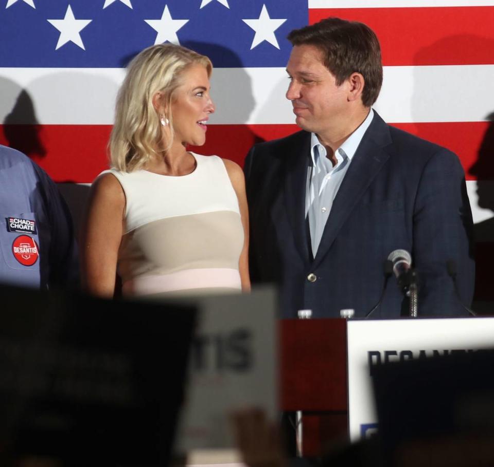 La candidata a la Junta Escolar del Distrito 1 de Sarasota Bridget Ziegler y el gobernador de la Florida Ron DeSantis subieron al escenario de Sahib Shriner Event Center el domingo 21 de agosto de 2022 como parte de su Gira de la Agenda Educativa por todo el estado.