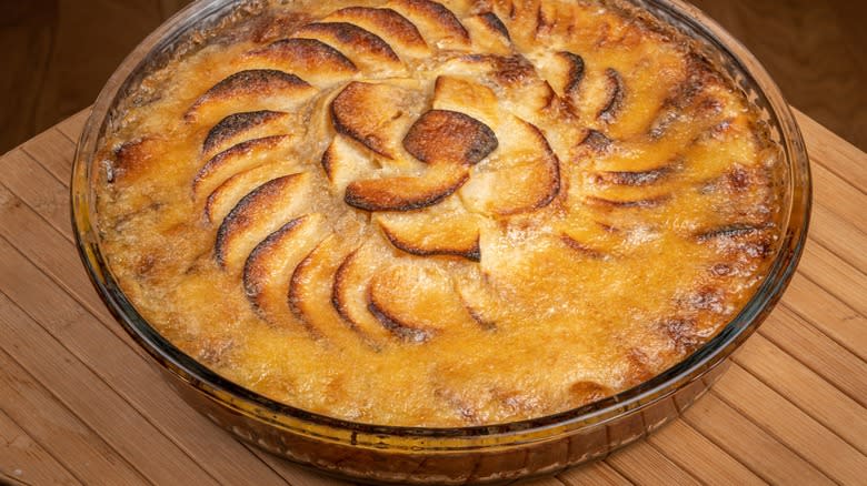 Close-up of an apple pie in a Pyrex pan