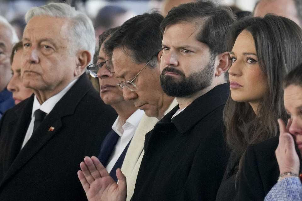 De izquierda a derecha los presidentes de México, Andrés Manuel López Obrador; de Colombia, Gustavo Petro; de Bolivia, Luis Arce, y de Chile, Gabriel Boric, y su esposa, Irina Karamanos, asisten a una ceremonia para conmemorar el 50 aniversario del golpe militar de 1973 que derrocó al gobierno del difunto presidente Salvador Allende en el palacio presidencial de La Moneda en Santiago, Chile, el lunes 11 de septiembre de 2023. (AP Foto/Esteban Félix)