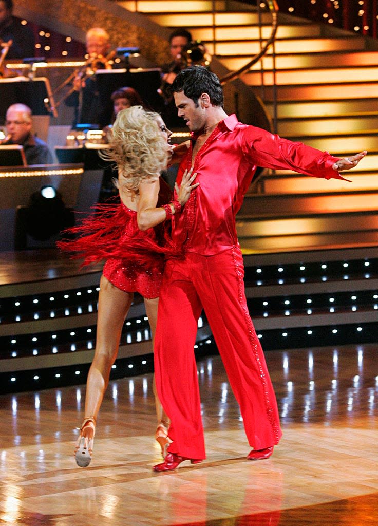 Chuck Wicks and Julianne Hough perform the Samba to "Baila, Baila" by Angela Via feat. Joe Budden on "Dancing with the Stars."