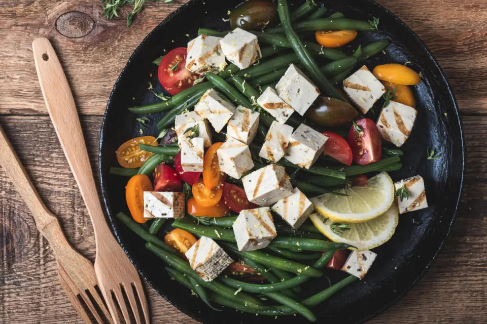 Tofu ist ein beliebtes Sojaprodukt. - Copyright: istetiana/Getty Images