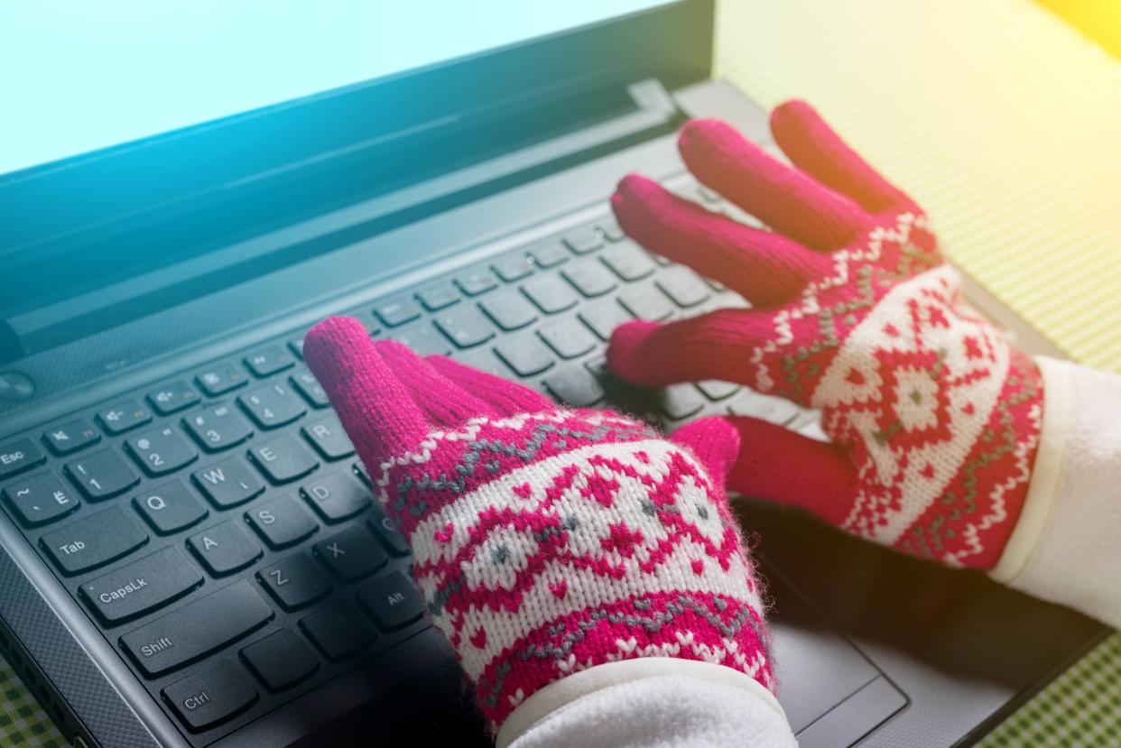 Taper à l’ordinateur dans un bureau trop froid.