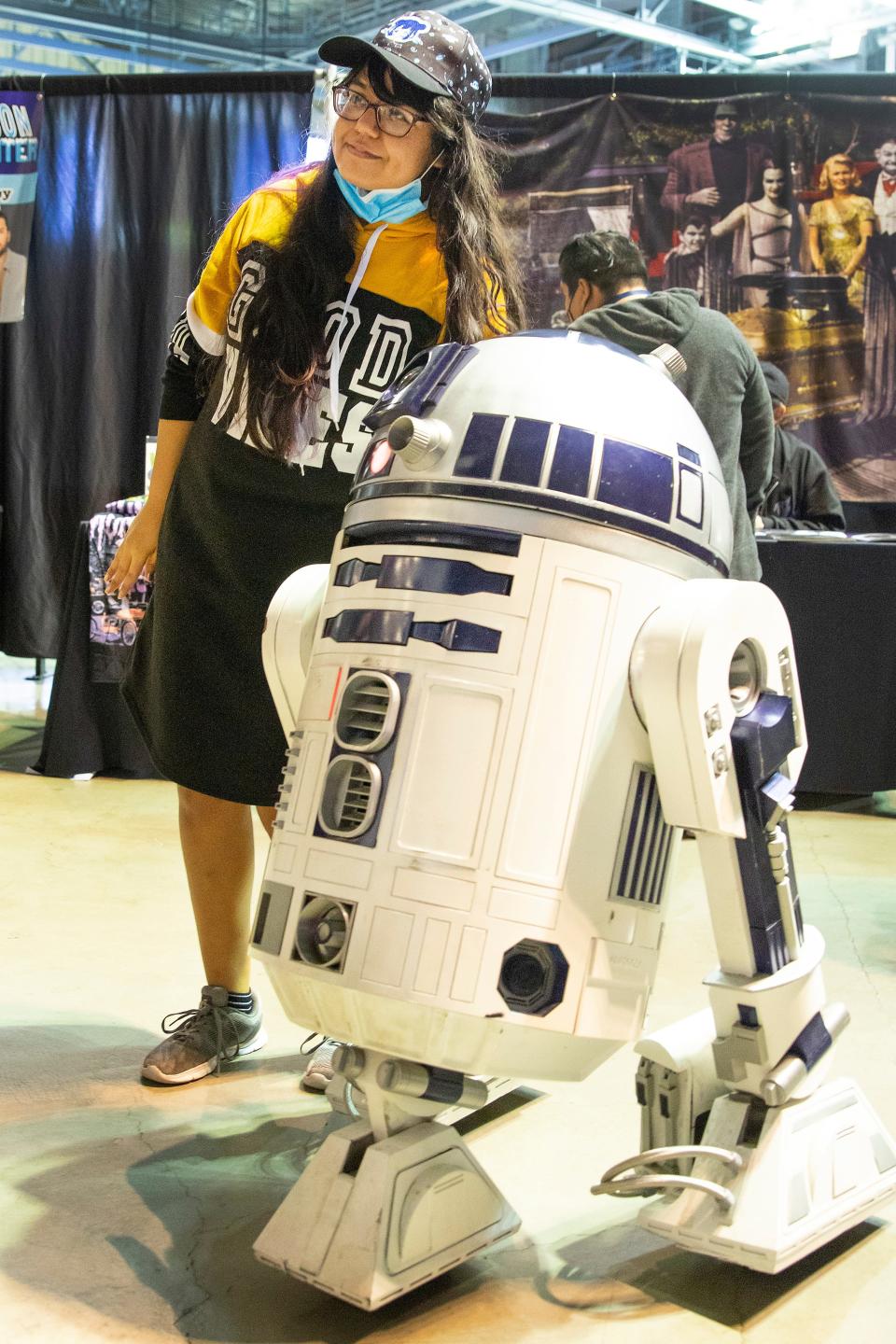 Elivira from Stockton poses with R2D2 while attending the StocktonCon Winter Show on Jan. 16.
