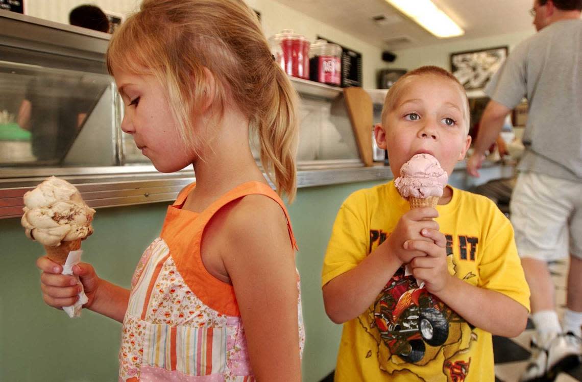 Summer Dalrymple, 6, of Sacramento, and her brother Graeme Dalrymple, 5, enjoy their ice cream at Vic’s Ice Cream in 2004. Hector Amezcua/hamezcua@sacbee.com