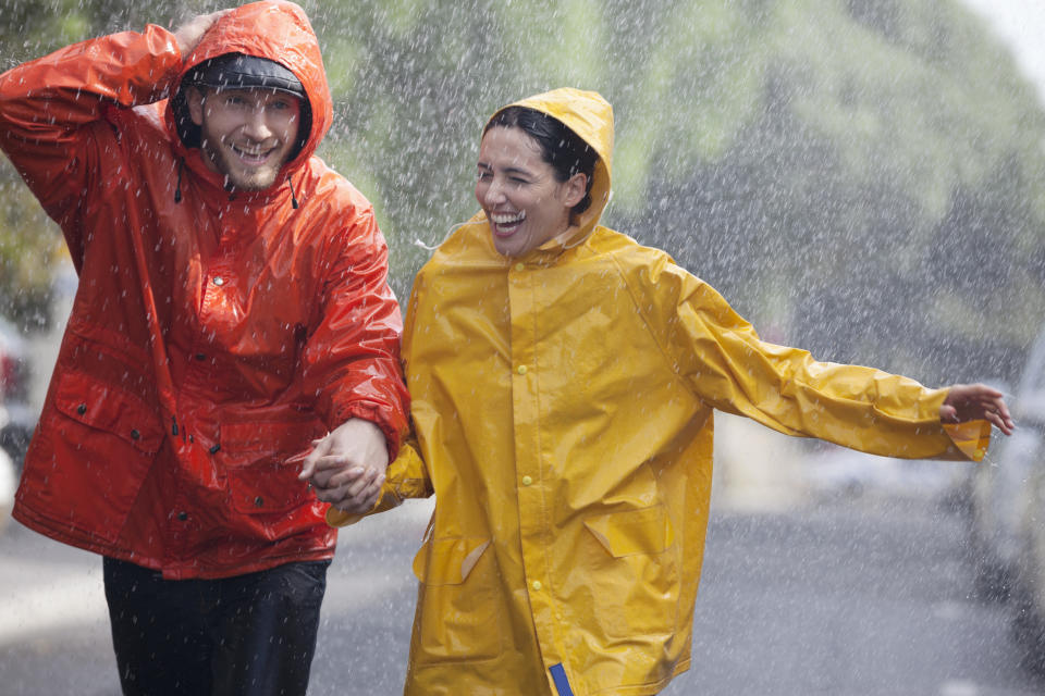 Caminar bajo la lluvia tendría efectos relajantes. Foto: Getty Images