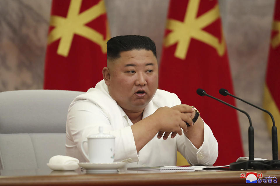 En esta imagen, proporcionada por el gobierno de Corea del Norte, el líder norcoreano, Kim Jong Un, asiste a una reunión del Comité Central del Partido de los Trabajadores de Corea del Norte, en Pyongyang, Corea del Norte, el 2 de julio de 2020. Periodistas independientes no tuvieron acceso al acto que se describe en la imagen distribuida por las autoridades norcoreanas. El contenido de esta imagen está como se distribuyó y no puede verificarse de forma independiente. (Agencia Central de Noticias de Corea/Korea News Service vía AP)