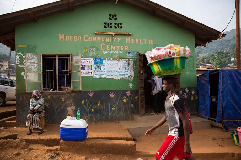 17-08-2015 Una mujer pasea por las calles de Sierra Leona POLITICA INTERNACIONAL AFRICA NACIONES UNIDAS