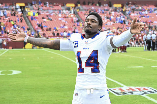 Stefon Diggs, teammates celebrate with traveling Bills Mafia