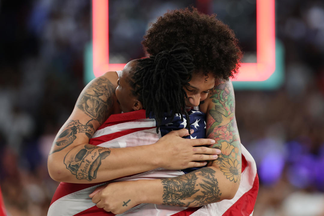 PARIS, PRANCIS - 11 AGUSTUS: Brittney Griner #15 dari Tim Amerika Serikat memeluk Chelsea Gray #8 dari Tim Amerika Serikat setelah kemenangan tim mereka melawan Tim Prancis selama pertandingan Medali Emas Wanita antara Tim Prancis dan Tim Amerika Serikat pada hari keenam belas Olimpiade Paris 2024 di Bercy Arena pada 11 Agustus 2024 di Paris, Prancis. (Foto oleh Gregory Shamus/Getty Images)