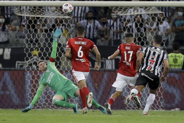 El golazo de Hulk para el 2-0 de Atlético Mineiro ante River, en Belo Horizonte