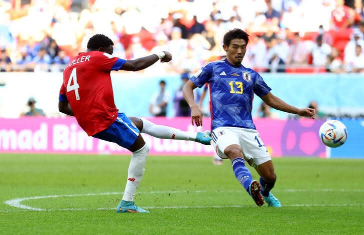 Foto del domingo del futbolista de Costa Rica Keysher Fuller marcando el gol de la victoria sobre Japón