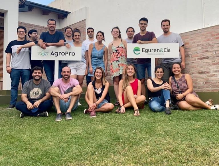 El emprendedor junto a parte del equipo de Agropro y de Eguren y Cía