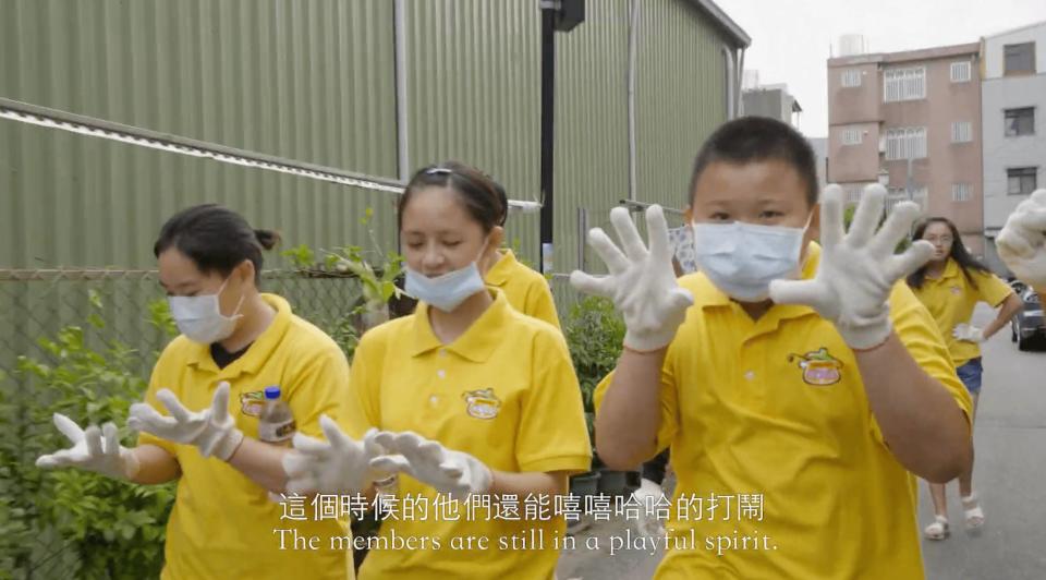 溫馨小孩協助獨居老人整理居家環境