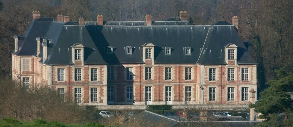 Vendus à un prix dérisoire, les meubles du château de Grignon font parler d'eux. Le Mobilier national veut engager des pourparlers avec les propriétaires pour se les faire restituer.  - Credit:PHOTO12 / Gilles Targat / Photo12 via AFP