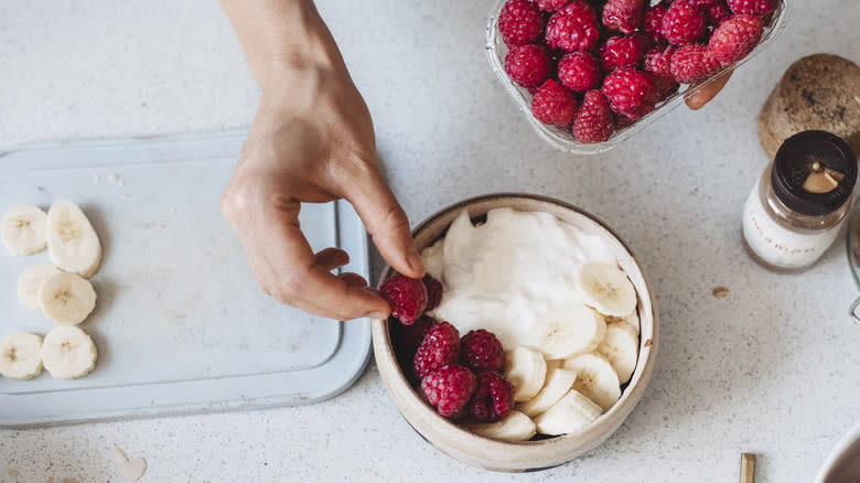 yogurt with raspberries and banana
