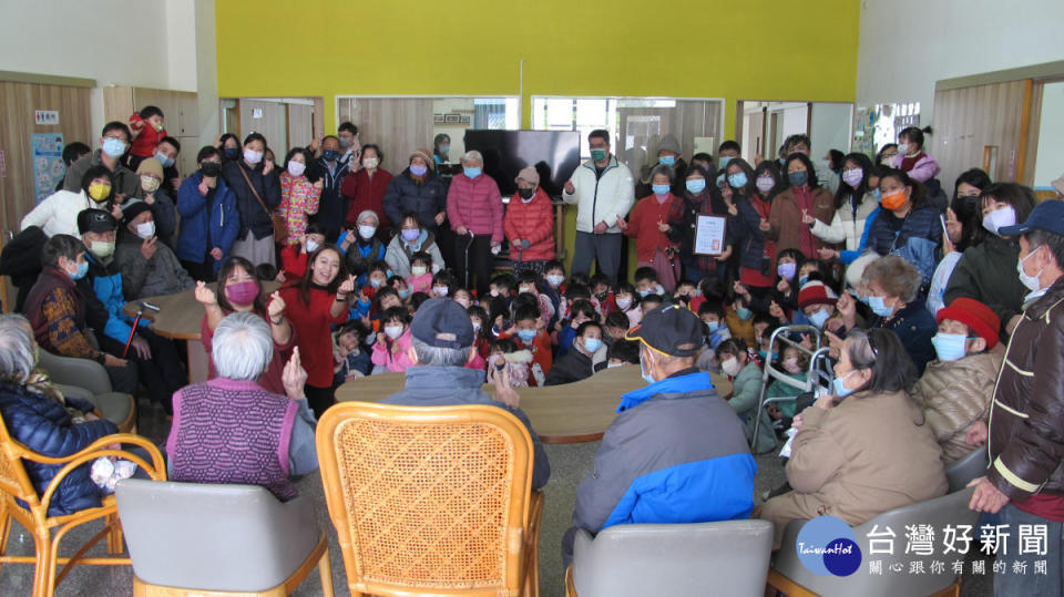 幼兒園寒冬送暖意 賀年舞曲溫暖長者的心