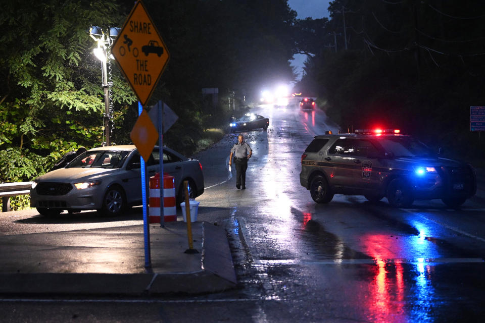 Police monitor a wooded perimeter for Danelo Cavalcante  (Mark Makela / Getty Images)