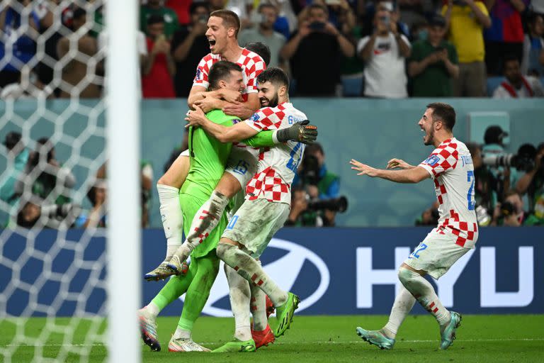 El equipo croata celebra el pase a cuartos de final en la Copa del Mundo luego de derrotar a Japón en penales
