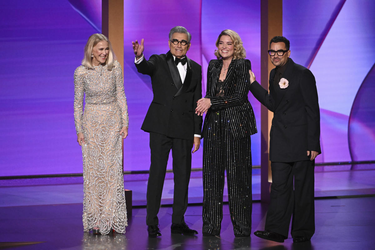 ‘Bring it back’: ‘Schitt’s Creek’ fans go absolutely wild as cast reunites to close out Emmy Awards