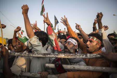 Supporters of Tahir ul-Qadri, Sufi cleric and leader of political party Pakistan Awami Tehreek (PAT), and Imran Khan, Chairman of the Pakistan Tehreek-e-Insaf (PTI) political party chant slogans against Prime Minister Nawaz Sharif in front of the Parliament house building during the "Revolution March" in Islamabad August 27, 2014. REUTERS/Zohra Bensemra