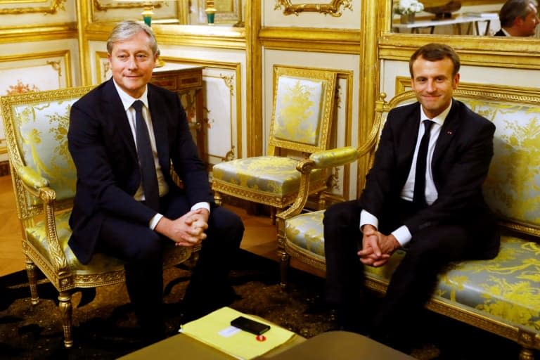 Le président français Emmanuel Macron (d) rencontre le président du Parti radical valoisien Laurent Hénart au palais de l'Elysée à Paris, le 21 novembre 2017 - Francois Mori © 2019 AFP