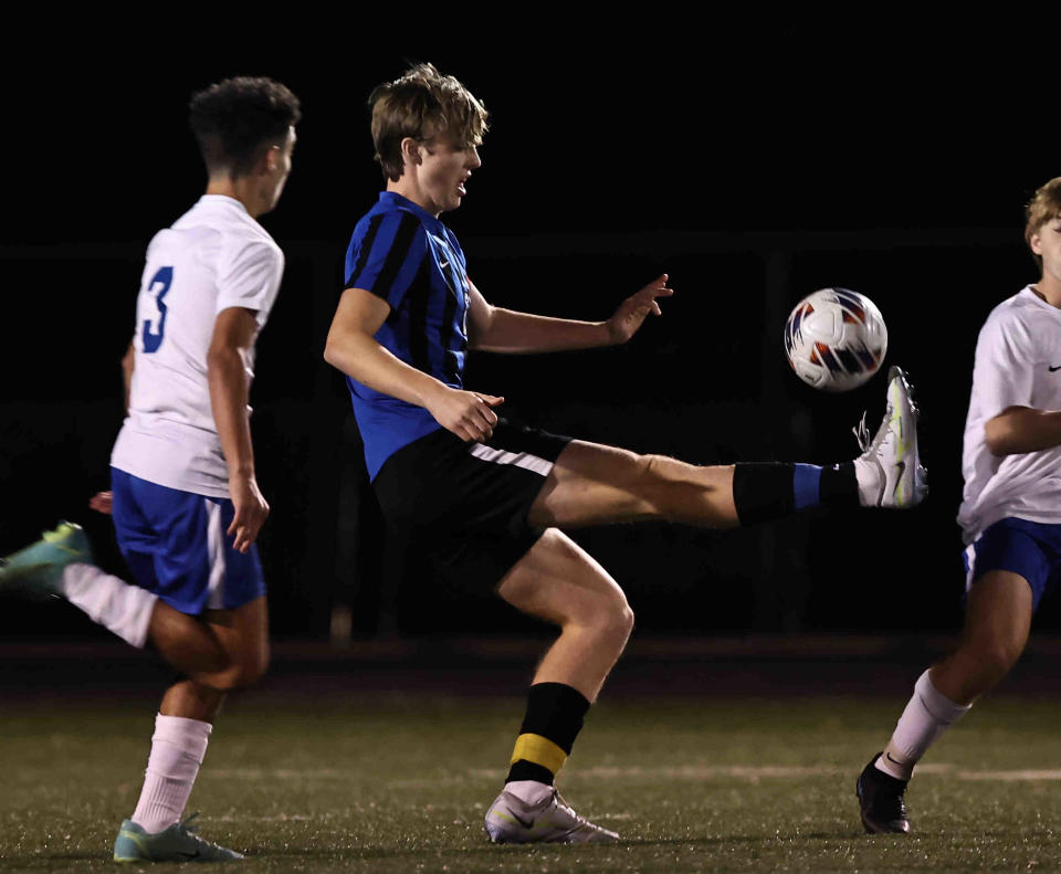 Wyoming's Van Carmichael (6) battles Bexley's Eli Rosen for the ball during their state semifinal game Wednesday, Nov. 9, 2022.