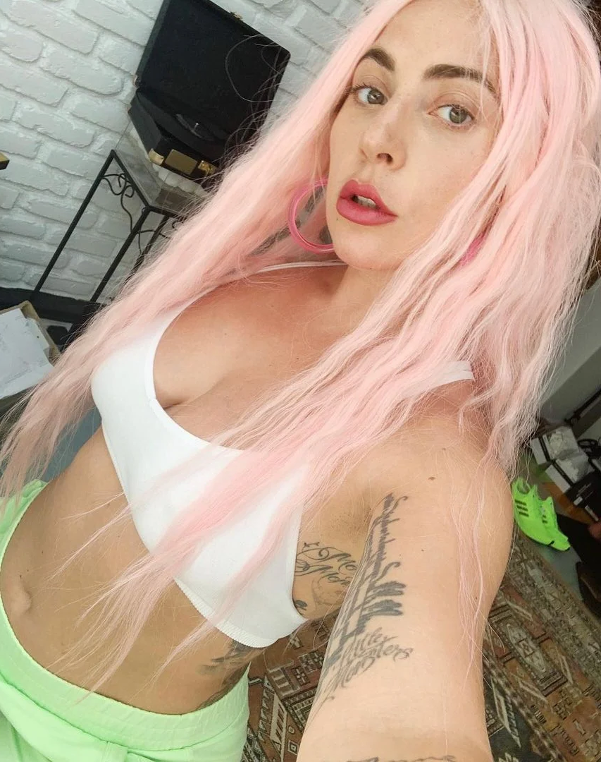 <h1 class="title">peicy pink</h1><cite class="credit">Instagram/@ladygaga</cite>