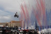 <p>Travis Pastrana springt mit seinem Motorrad in Las Vegas über mehrere Autowracks. Der Action-Sportler versucht, mehrere Stunts des legendären Stuntmans Evel Knievel nachzustellen – darunter jenen Sprung über die Brunnen des Caesars Palace, bei dem Knievel verunglückte und schwere Verletzungen davontrug. (Bild: AP Photo/John Locher) </p>