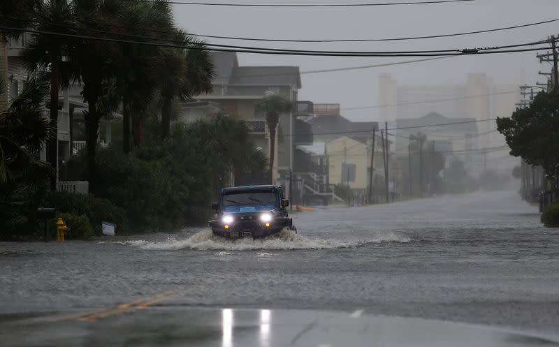 L'ouragan Florence a provoqué la mort de quatre personnes depuis qu'il a touché terre vendredi matin sur la côte Est des Etats-Unis, accompagné de pluies diluviennes qui ont provoqué des crues en Caroline du Nord et du Sud. /Photo prise le 14 septembre 2018/REUTERS/Randall Hill