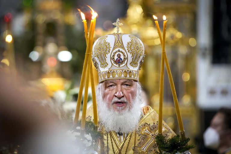 El patriarca ortodoxo ruso Kirill pronuncia la liturgia de Navidad en la catedral de Cristo Salvador en Moscú, Rusia, el jueves 6 de enero de 2022