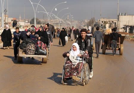 Displaced Iraqis flee their homes as Iraqi forces battle with Islamic State militants, in western Mosul, Iraq March 24, 2017. REUTERS/Suhaib Salem