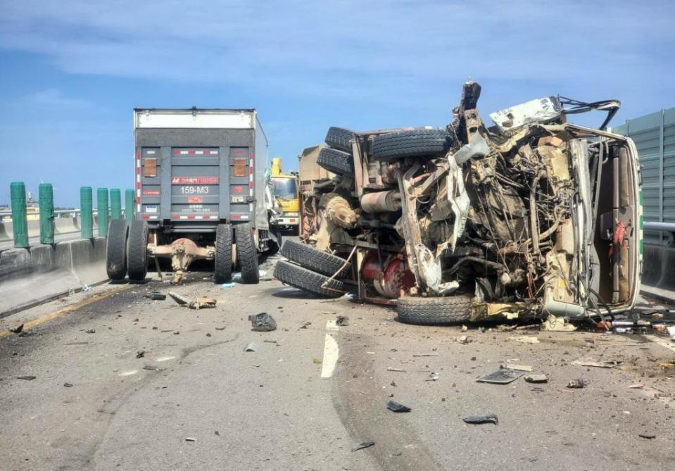 西濱快速道路北清水區路段，昨日發生大貨車追撞砂石車事故，造成砂石車翻覆，所幸兩名駕駛僅受輕傷。 （記者陳金龍翻攝）