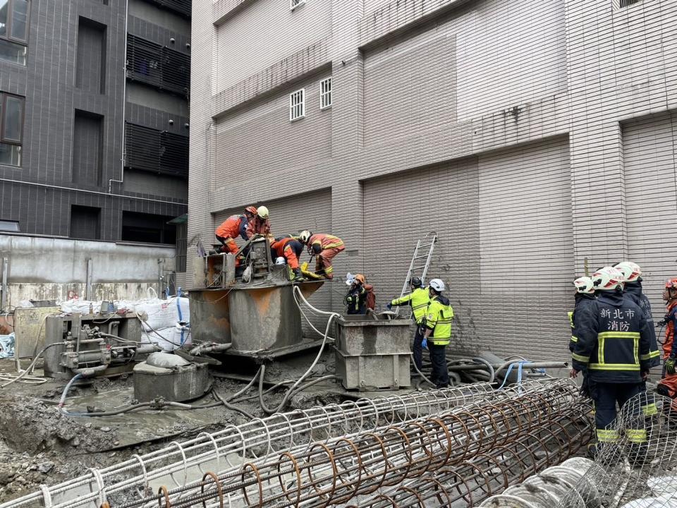 新北市新店區一處工地18日上午發生意外，一名65歲工人在操作水泥攪拌機時不慎跌入機器內，送醫不治。（翻攝畫面／中央社）