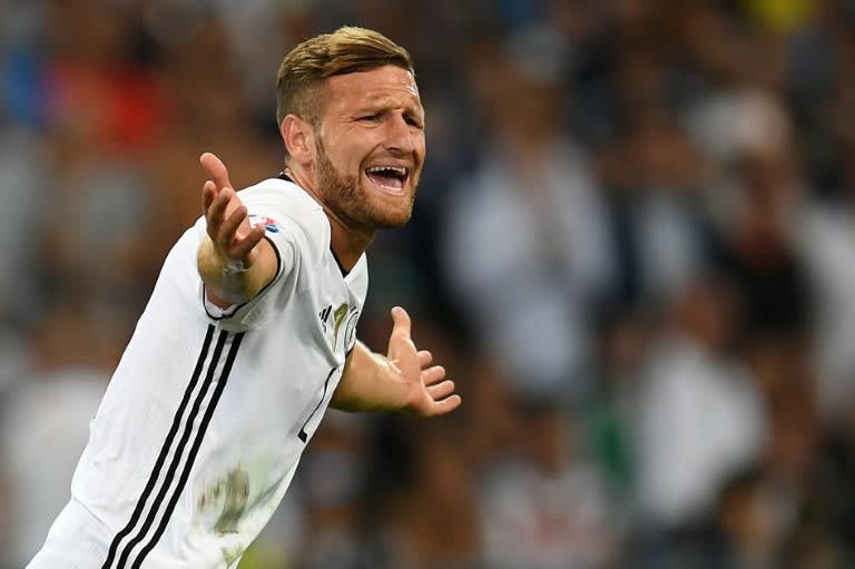 The imminent arrival of defender Shkodran Mustafi from Valencia should go a step further towards placating Arsebak fans left frustrated by their team's sluggish start