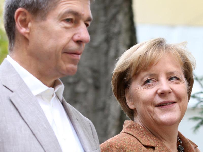 Strikte Trennung von Beruflichem und Privatem: Joachim Sauer und Angela Merkel. Foto: Christian Charisius/Archiv