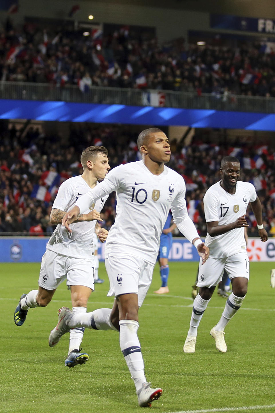 Kylian Mbappé festeja tras anotar con la selección de Francia en un partido amistoso ante Islandia, el martes 11 de octubre de 2018, en Guingamp (AP Foto/David Vincent)