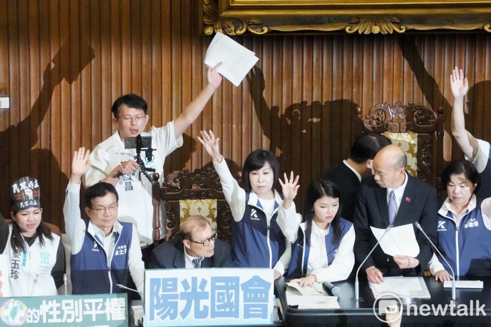 台灣民眾黨立委黃國昌在立院主席台上和多位國民黨立委舉手贊成國民黨和民眾黨共同提案的修正動議。（資料照）   圖：張良一/攝