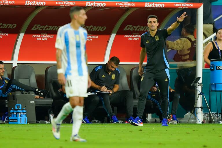 Lionel Scaloni ordena y en la escena aparece Ángel Di María, que con la conquista se retiró de la selección; el entrenador desea que el rosarino siga acompañando en algunas situaciones al grupo
